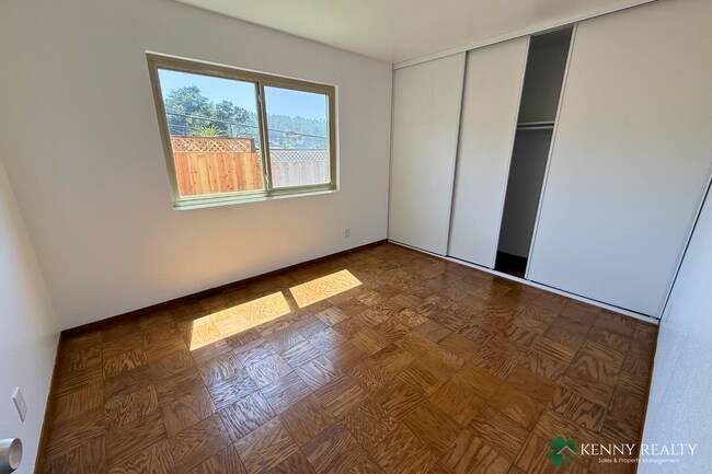Building Photo - Large 4 Bedroom, 2 Bathroom Home with 2 Car Garage
