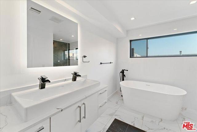 Building Photo - 1410 1/2 North Poinsettia Place, Los Angel...