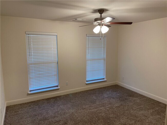 Building Photo - 464 Hall Ave