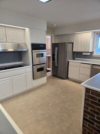 Building Photo - Large lower valley home, freshly remodeled, must see inside!