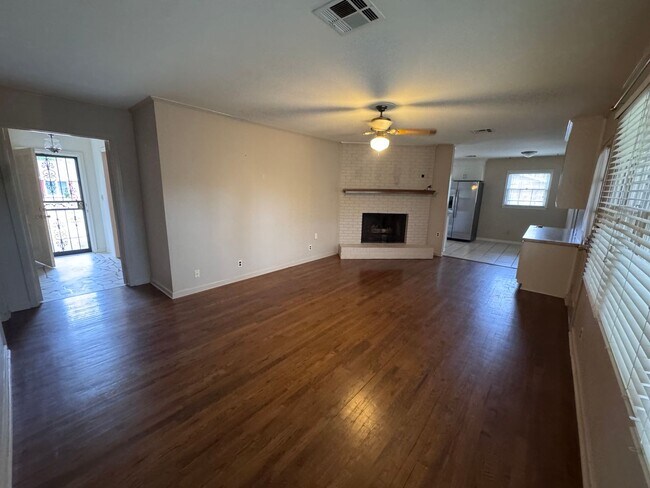 Building Photo - 572 Farmington Rd