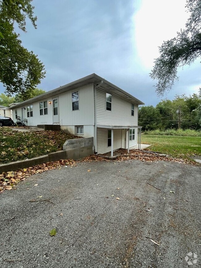 Building Photo - COMING SOON! Cute 2 Bedroom, 1 bathroom in...