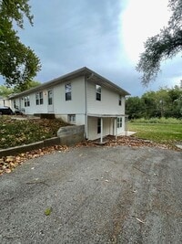 Building Photo - COMING SOON! Cute 2 Bedroom, 1 bathroom in...