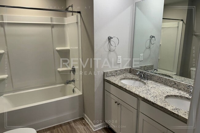 Building Photo - Beautiful 4 Bedroom/2 Bathroom House in We...