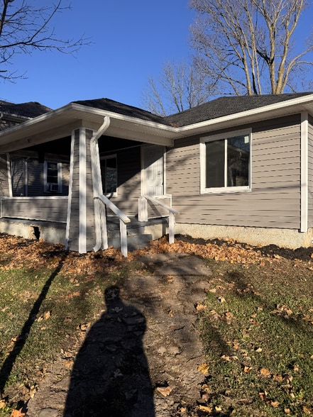 Building Photo - 208 W Brown Ave