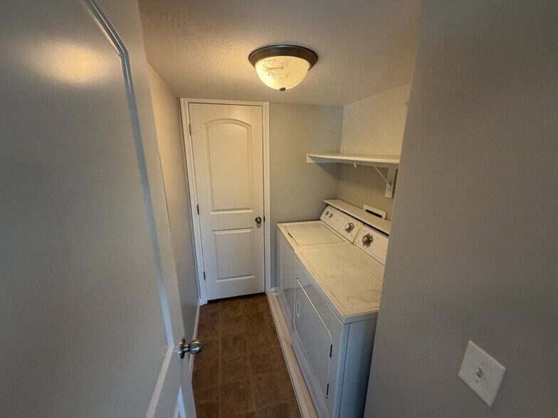 Building Photo - 999 Village River Ln