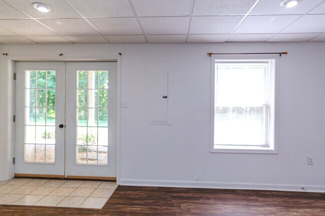 Building Photo - New Listing!