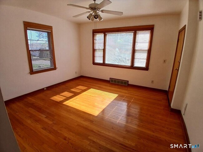 Building Photo - 16 Church St