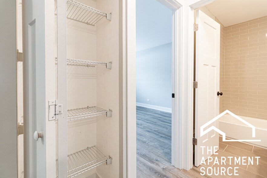 Building Photo - 529 W Surf St