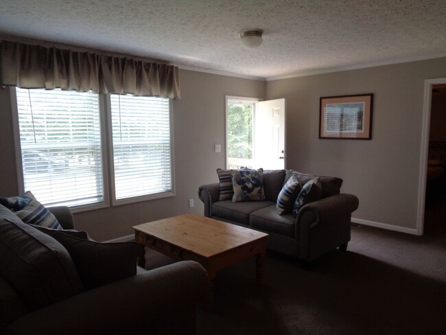 Building Photo - One Level House FOR RENT with a Country Se...