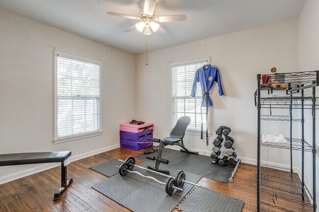 Building Photo - Classic 4 Bed, 2 Bath Home in the Heart of...