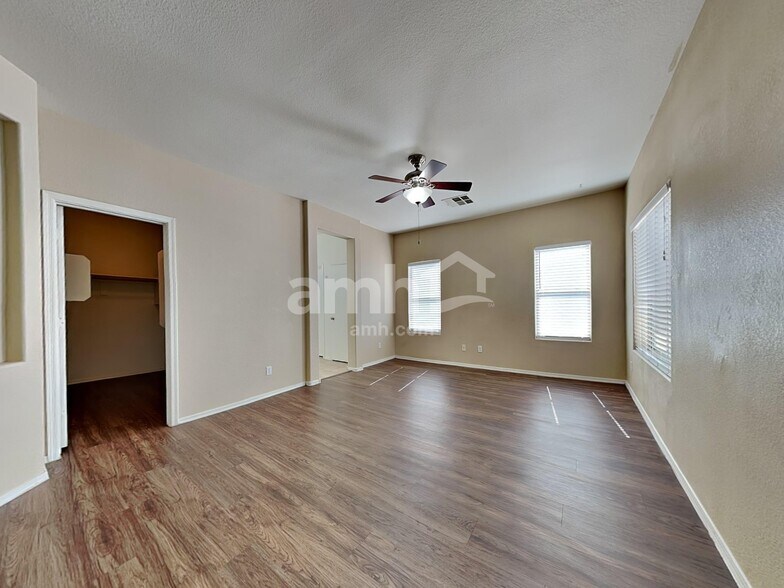 Building Photo - 7201 W Sunderland Ave