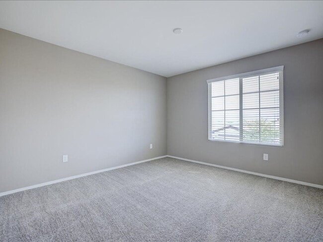 Building Photo - 4 Bedroom 3 Bathroom