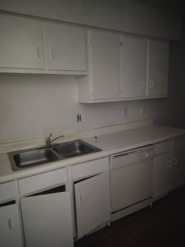 Building Photo - 5625 Antoine Dr