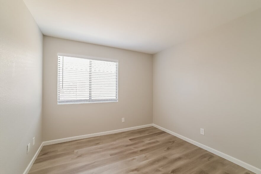 Building Photo - 15905 W Elm St