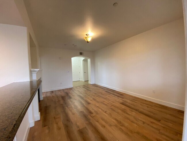 Building Photo - Beautiful Phoenician Apartments - 2 Bed, 2...