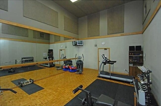 Building Photo - Comfortable 2-Bedroom Condo Near Lake Minnetonka – Private Deck & Resort-Style Amenities