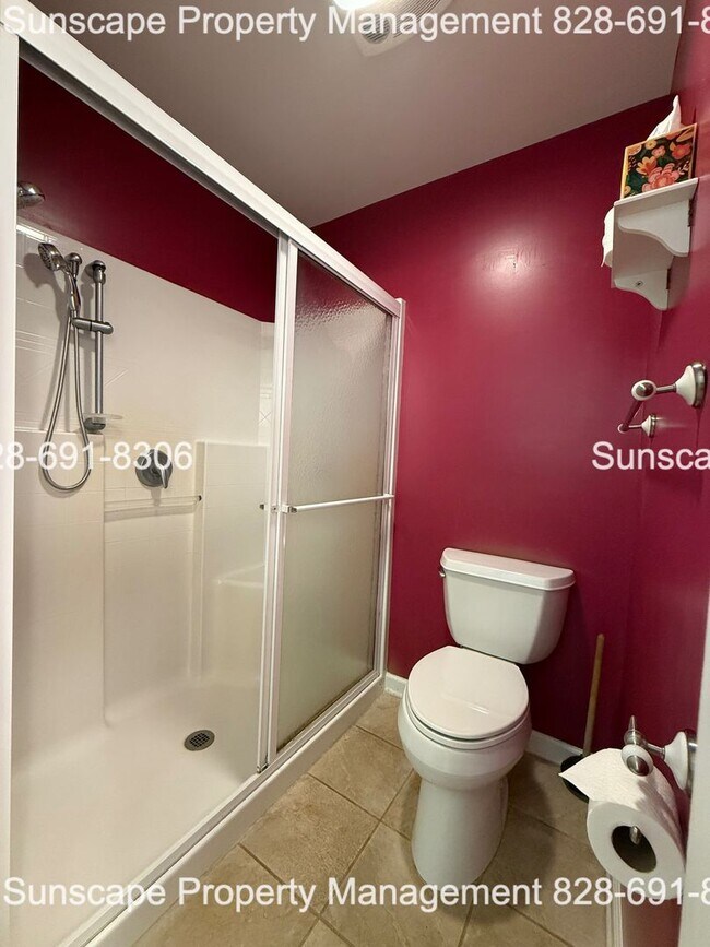 Building Photo - Spacious home in Fairview NC