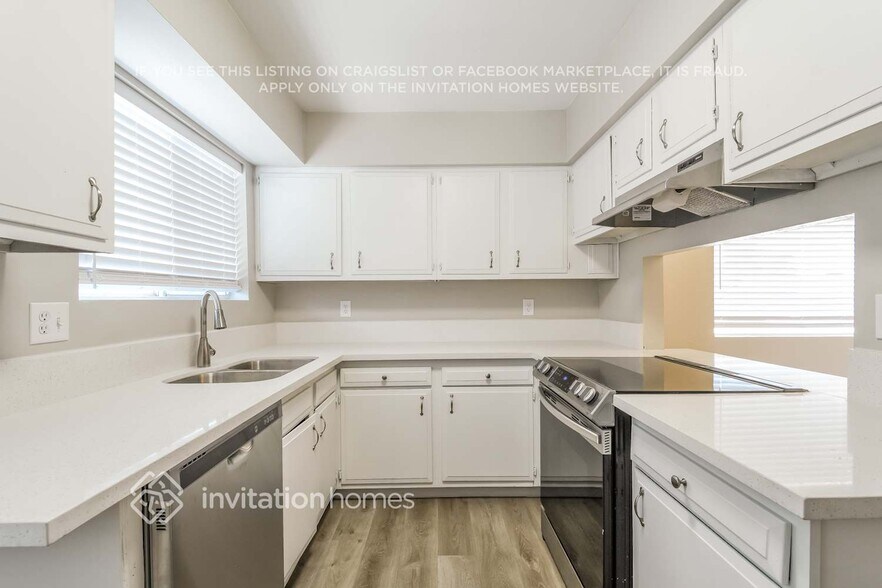 Building Photo - 920 W Villa Maria Dr
