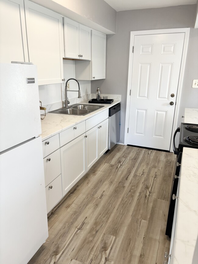 Building Photo - Birchwood Dr