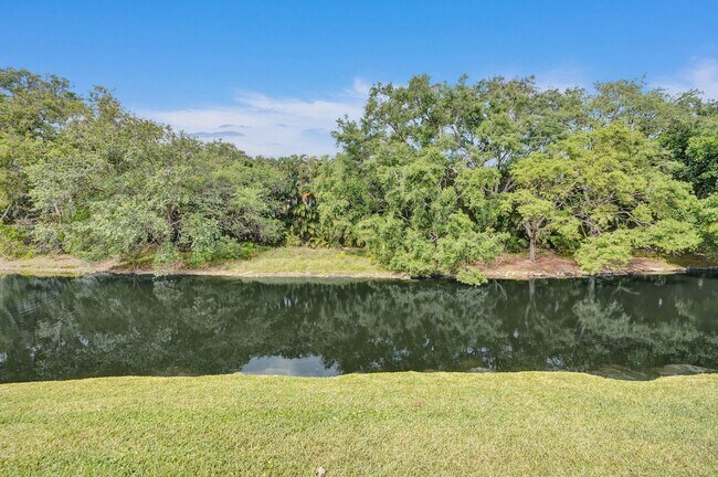 Building Photo - 2BED/1BATH renovated apartment ready to MO...