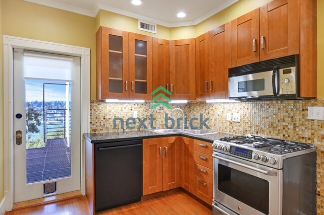 Building Photo - Rare Find-Heritage Historic Lake View Luxury Condo opportunity!