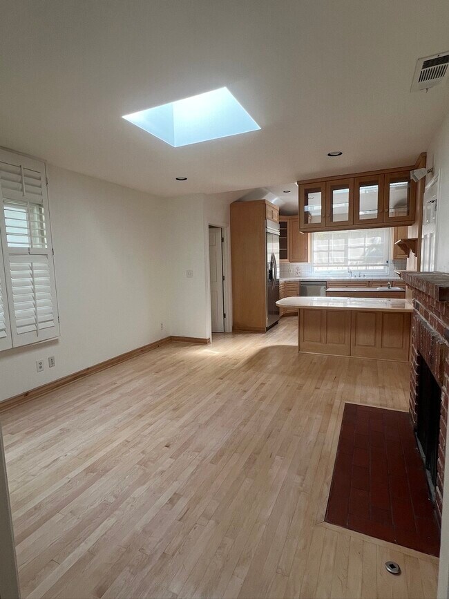 Den - 13228 Margate St