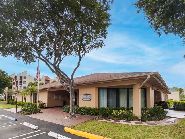 Building Photo - 500 Egret Cir