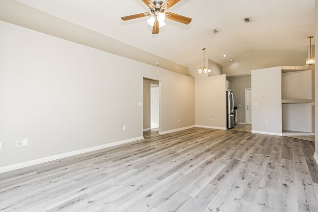 Building Photo - 535 Royal Ridge St