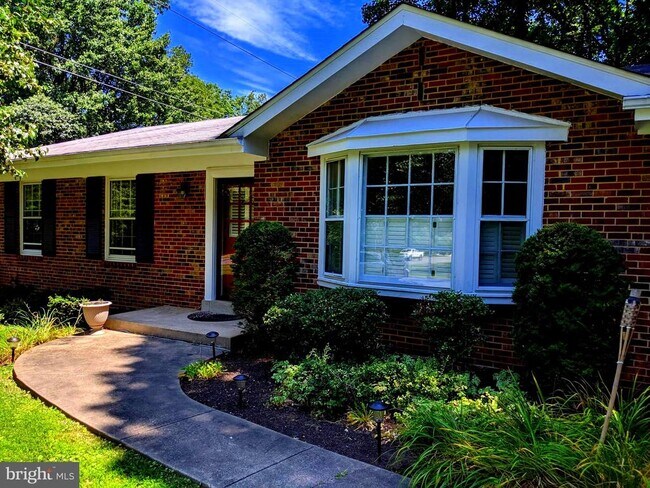 Building Photo - 8702 Thunderbird Ct