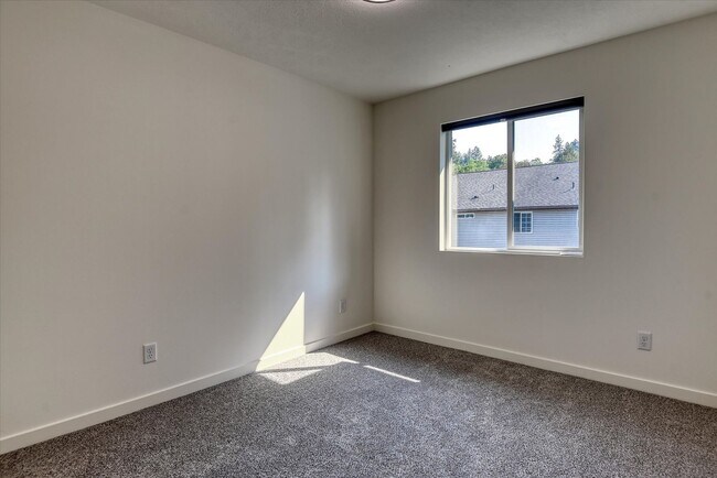 Building Photo - E. 7th Duplex