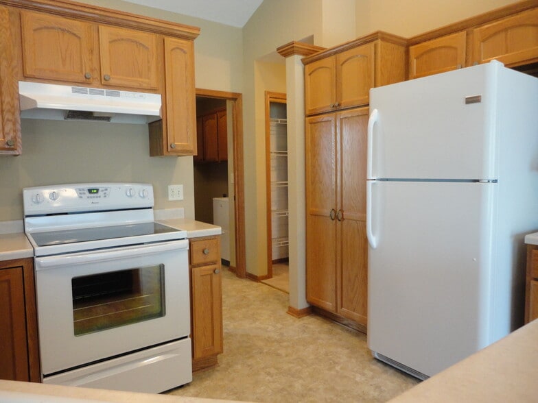 Building Photo - 338 Ponderosa Dr