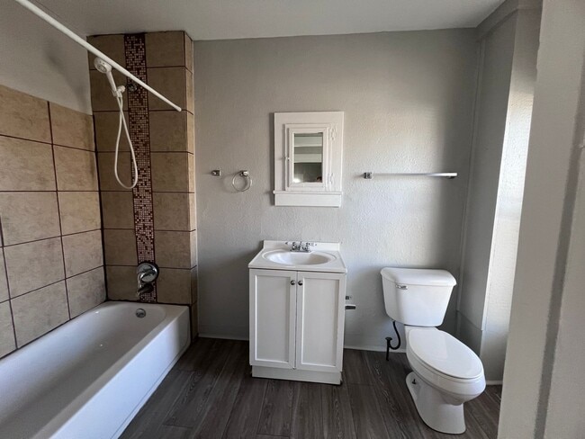 Building Photo - Three Bedroom Unit Near Downtown Grand Rap...