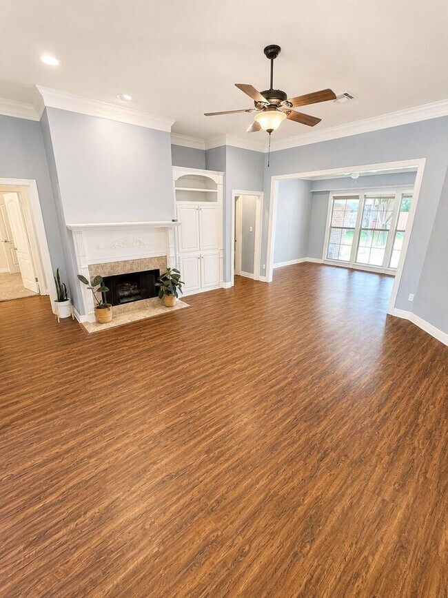Building Photo - Bayou Bend Home!