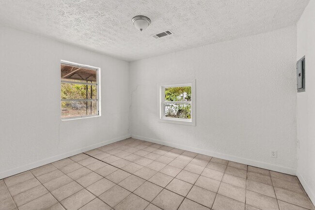 Building Photo - Move-in Special: Receive a $300 gas card with approved application and signed lease.-253 John Mor...