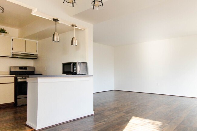 Building Photo - Beautiful top-level 1 bedroom, 1 bathroom condo in Alexandria City