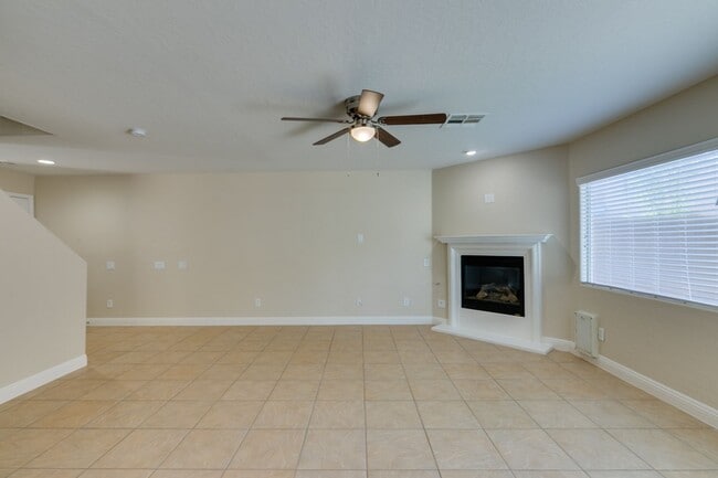 Building Photo - Upgraded spacious 4bedroom home near Mountains Edge!