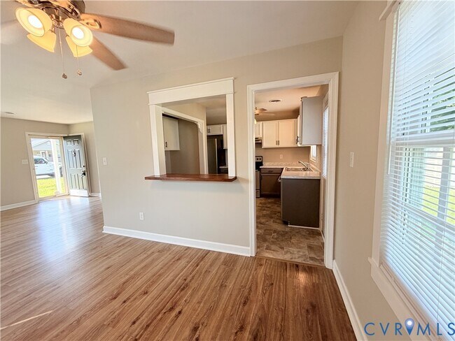 Building Photo - 526 Roslyn Ave