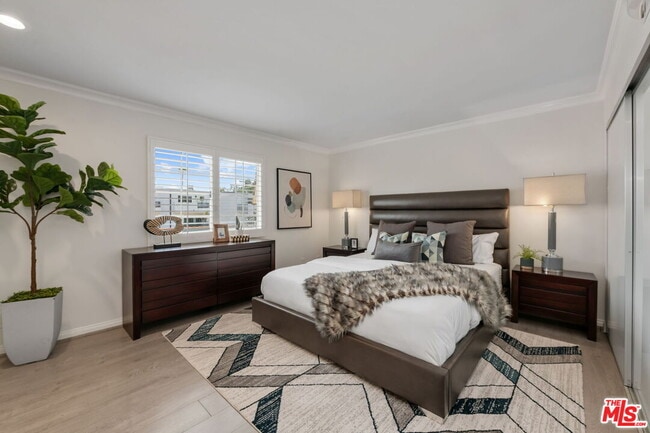 Building Photo - 843 N Martel Ave