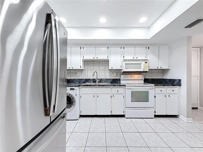 Building Photo - 890 N Village Dr