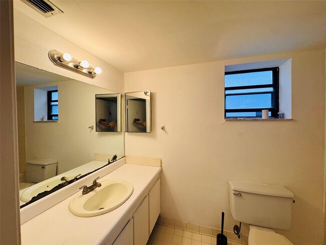 Building Photo - 2000 N Congress Ave