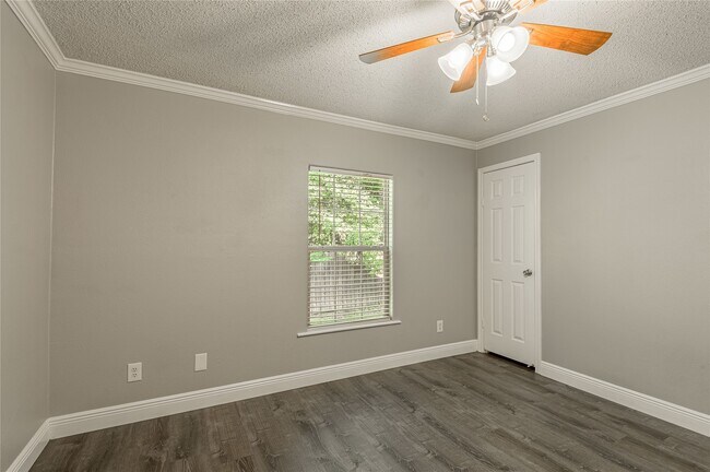 Building Photo - 164 Varsity Dr