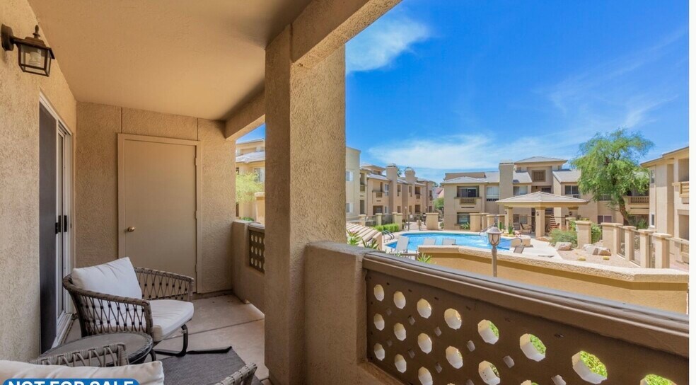 Building Photo - 1880 E Morten Ave