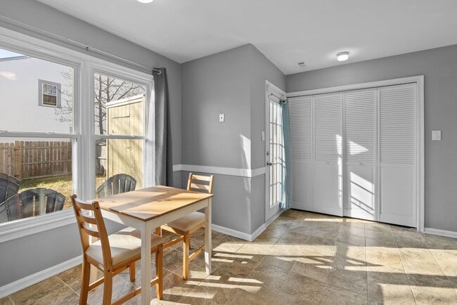 Building Photo - Beautiful Townhouse-Style Home in Virginia Beach!