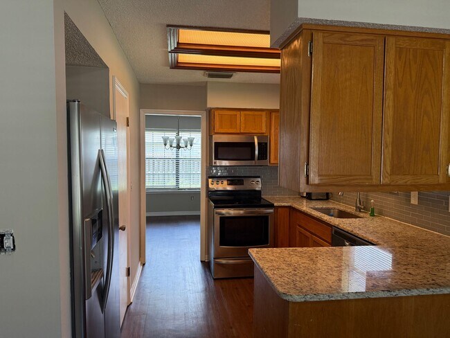 Building Photo - 3 Bed 2.5  Bath TWO Story Home