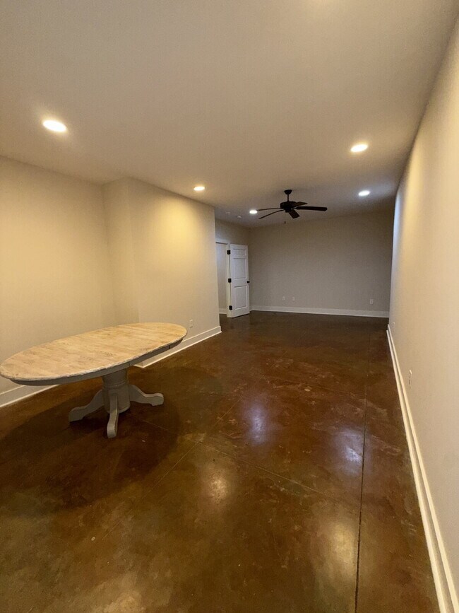 Building Photo - 712 Park Dr