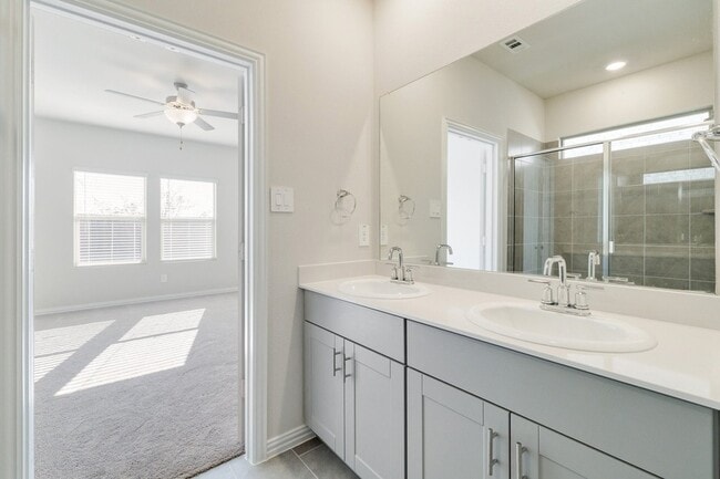 Building Photo - 4816 Hunter Hurst Dr