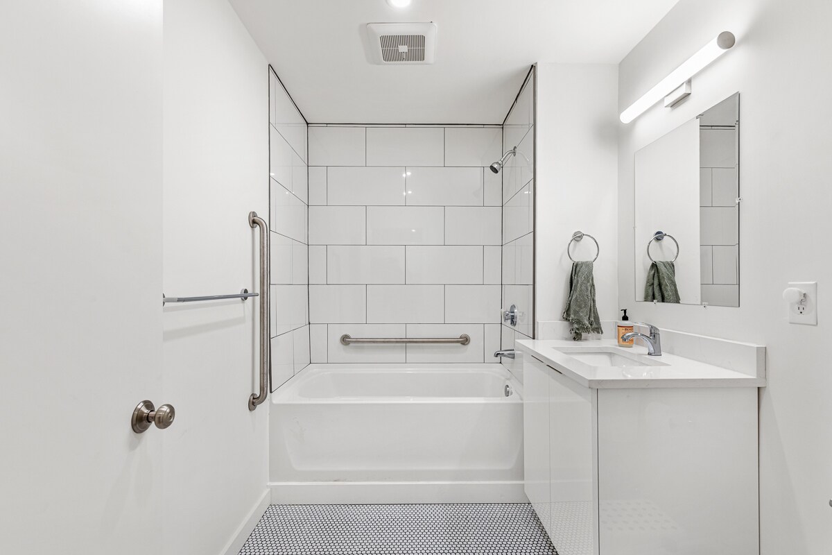 Building Photo - 123 Friendship St