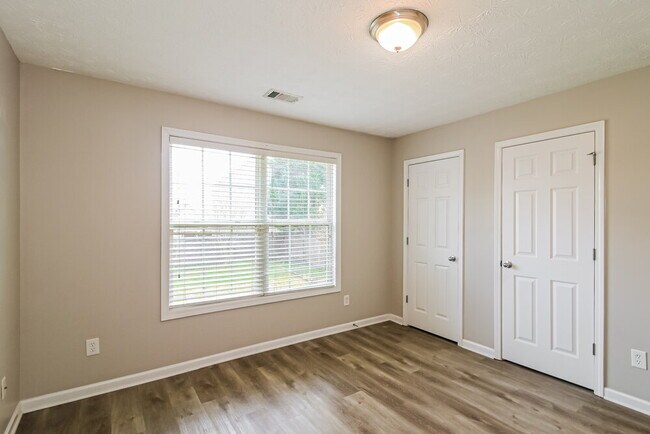 Building Photo - 1500 Riverbrooke Way NE