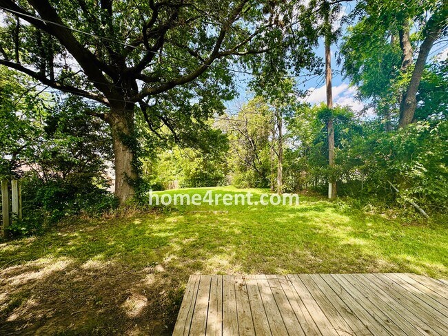 Building Photo - Raised Ranch Style Home in KCK w/ a Finished Basement and Conveniently Located Near I-635!